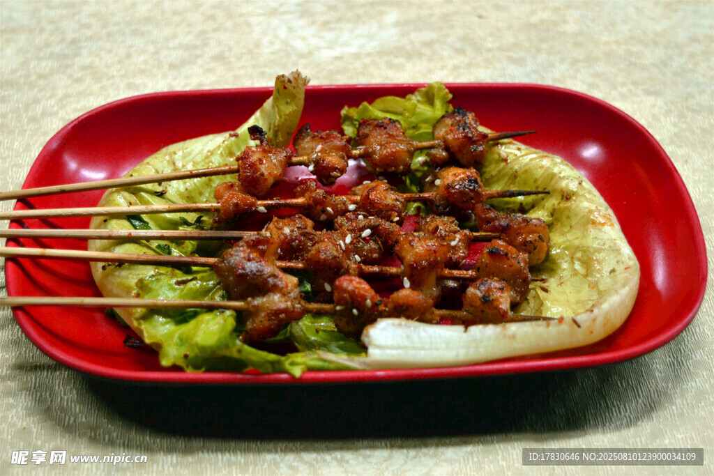 美味烤肉串配蔬菜