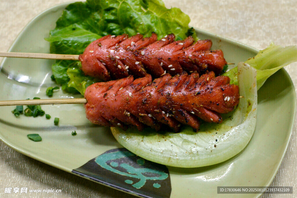 美味烤肉串配新鮮蔬菜