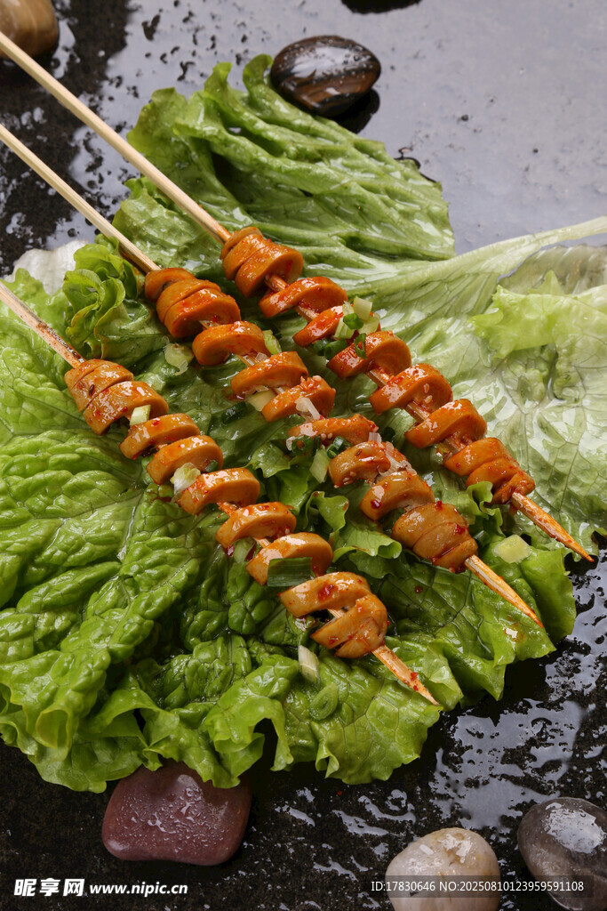 美味雞肉串配新鮮生菜