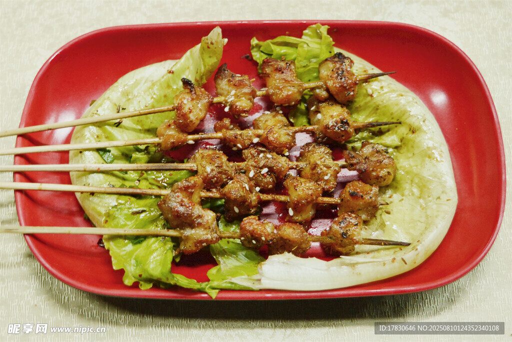 美味烤肉串配新鮮蔬菜