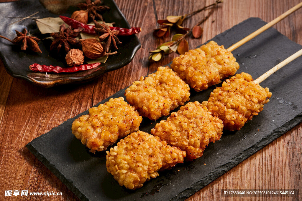 美味油炸豆腐串?dāng)[放在盤