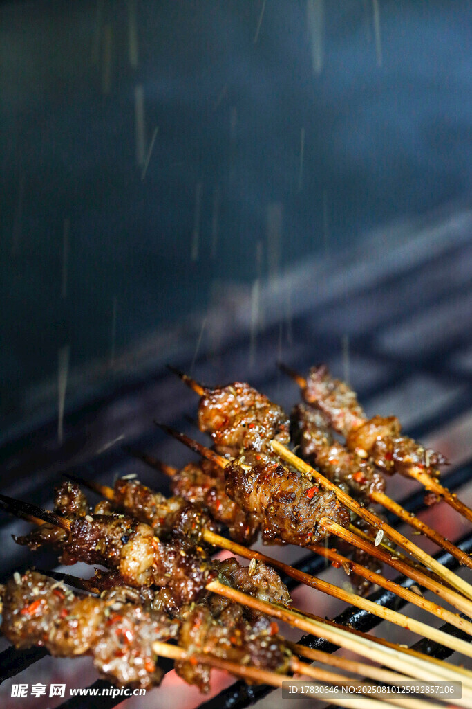 雨中美味烤肉串