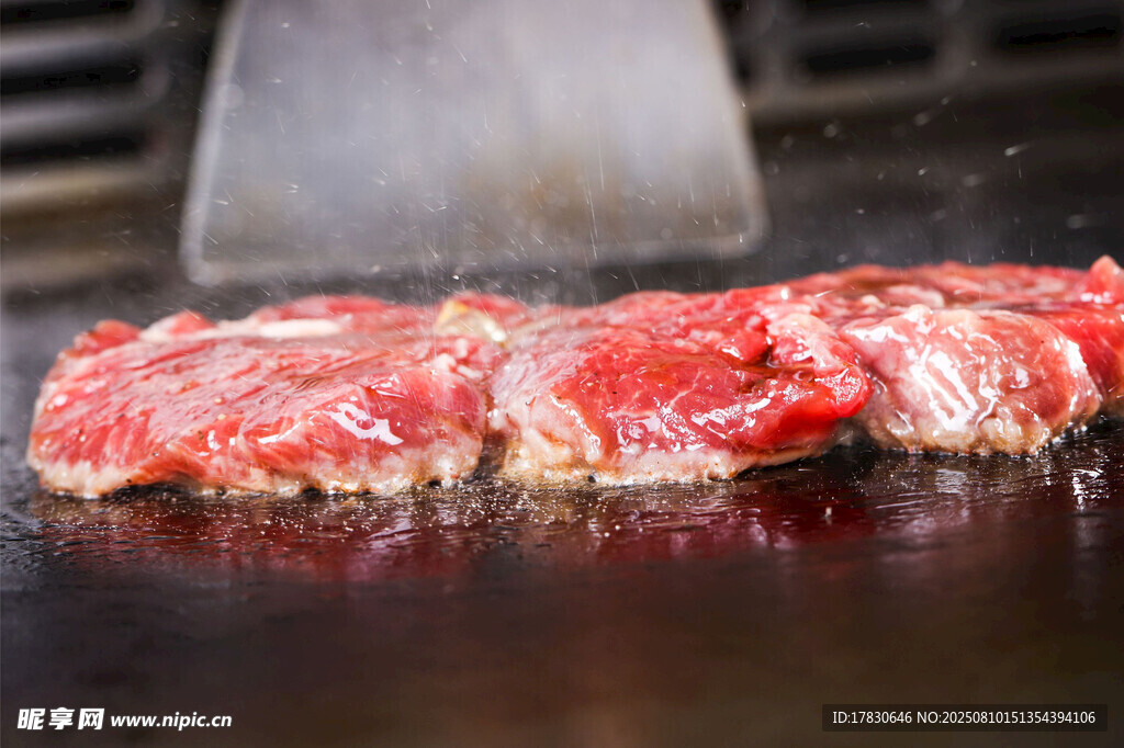 鐵板上煎制的鮮嫩牛肉