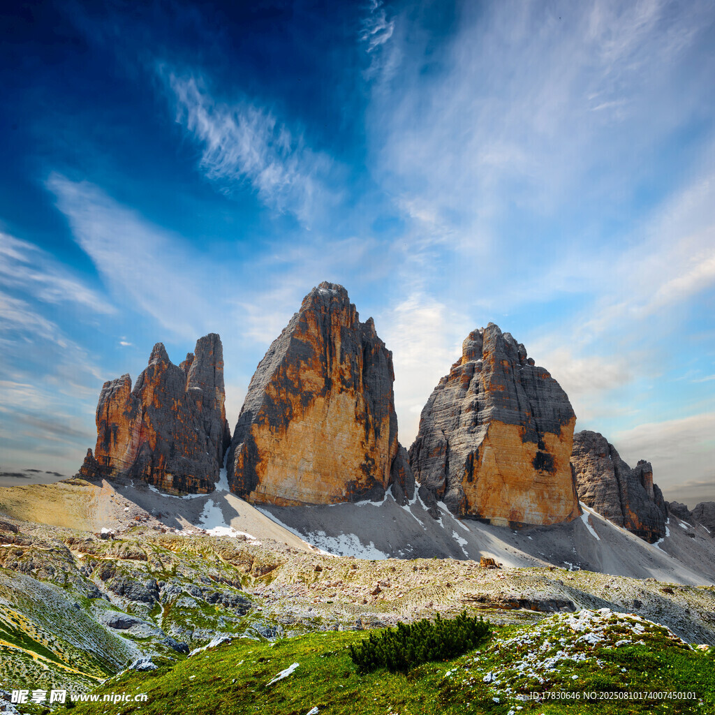 壯麗山峰與藍(lán)天白云美景