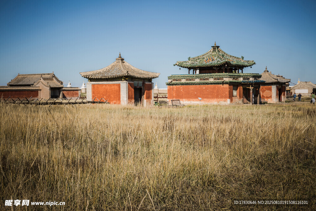 大草原上的寺廟古建筑遺址