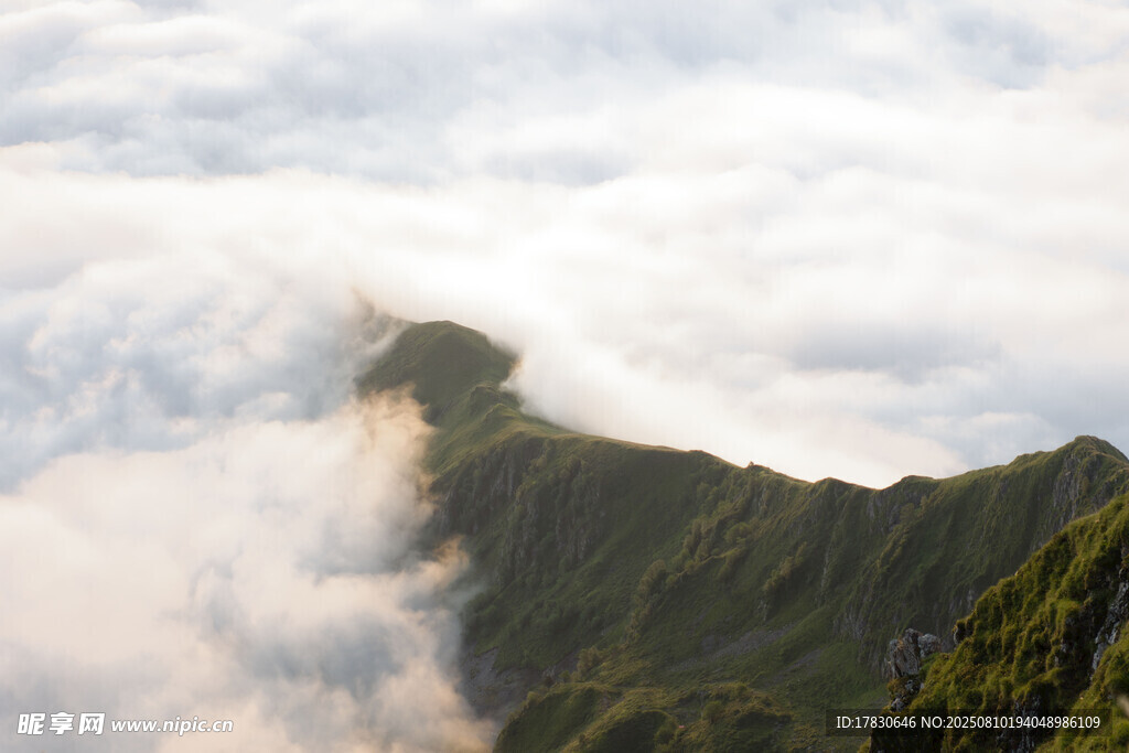 云霧繚繞的青翠山峰
