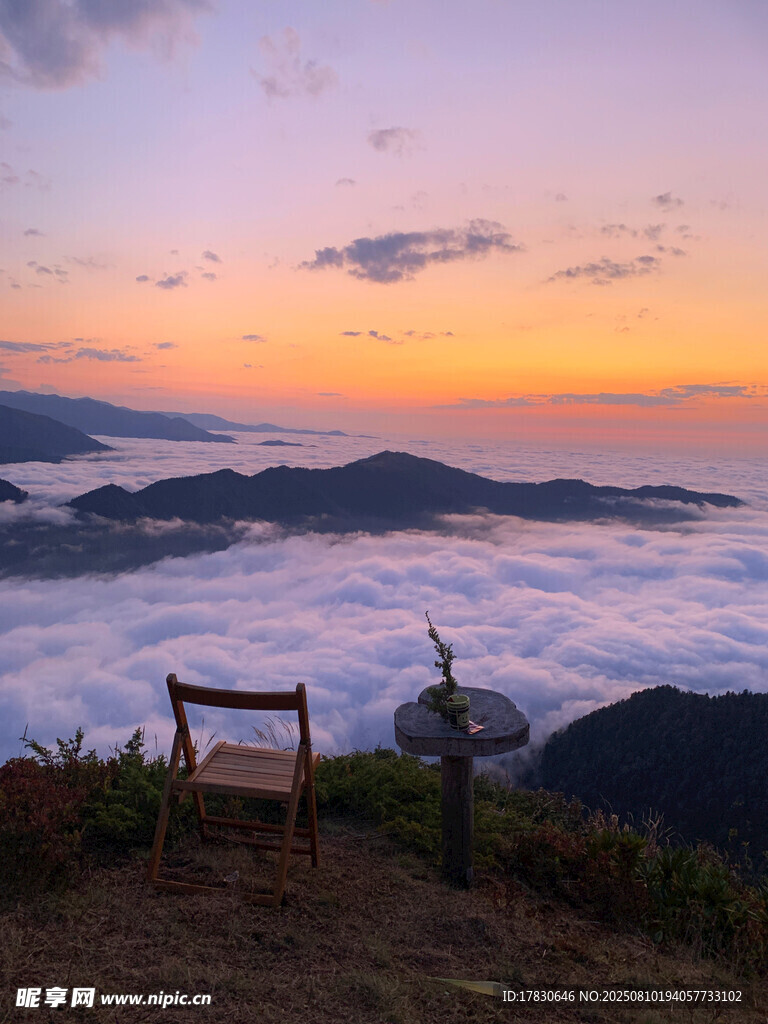 云海中的靜謐觀景長椅