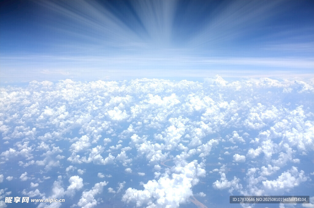 高空云海中的耀眼陽光