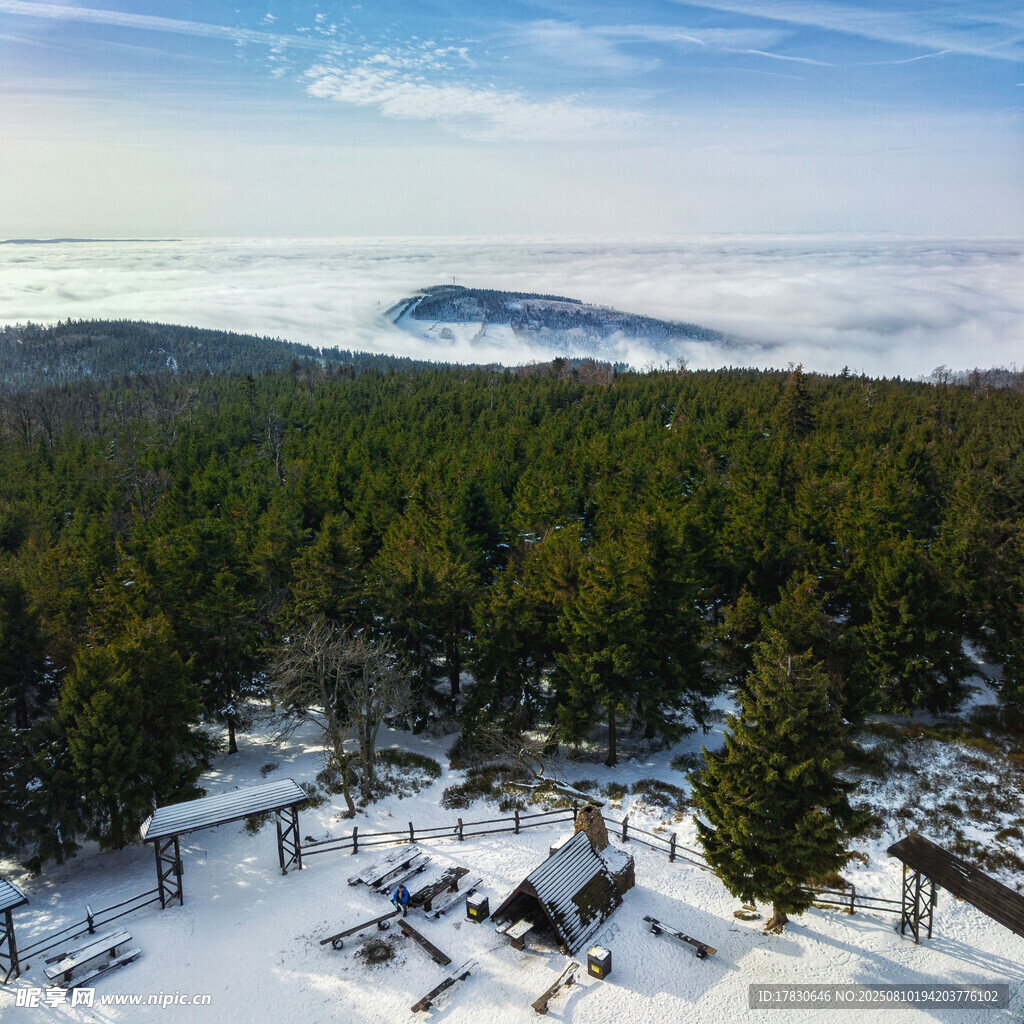 雪覆山林間的靜謐村落