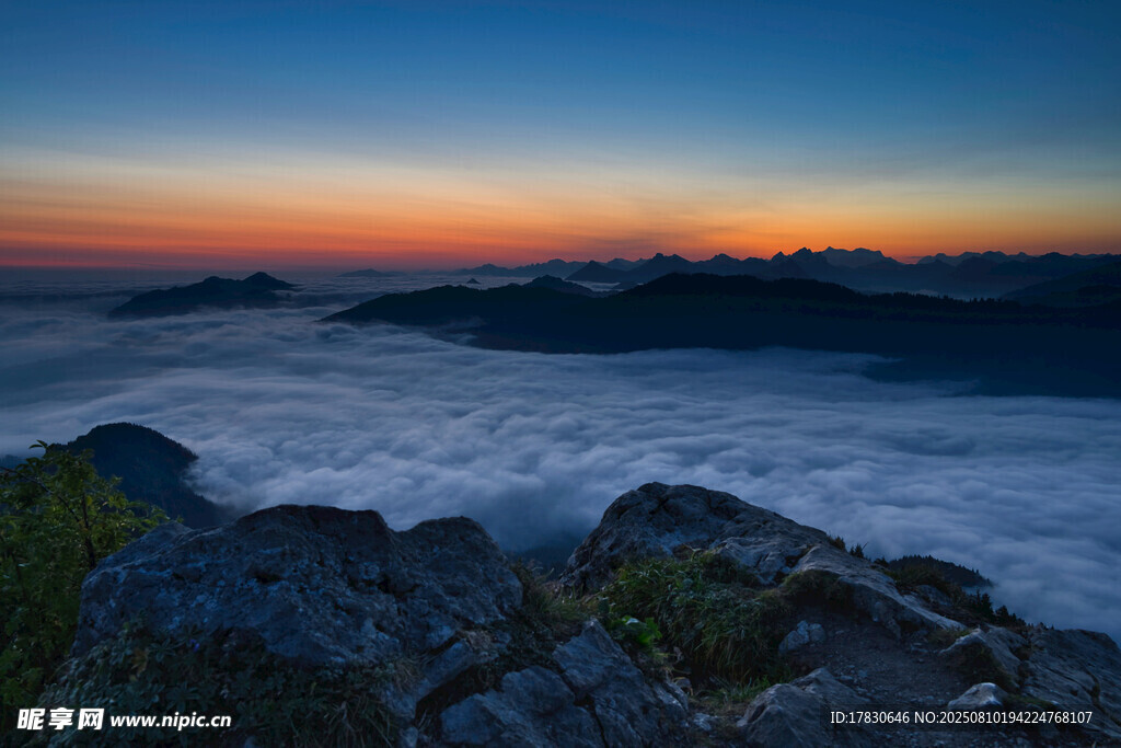 日出云海中的壯麗山景