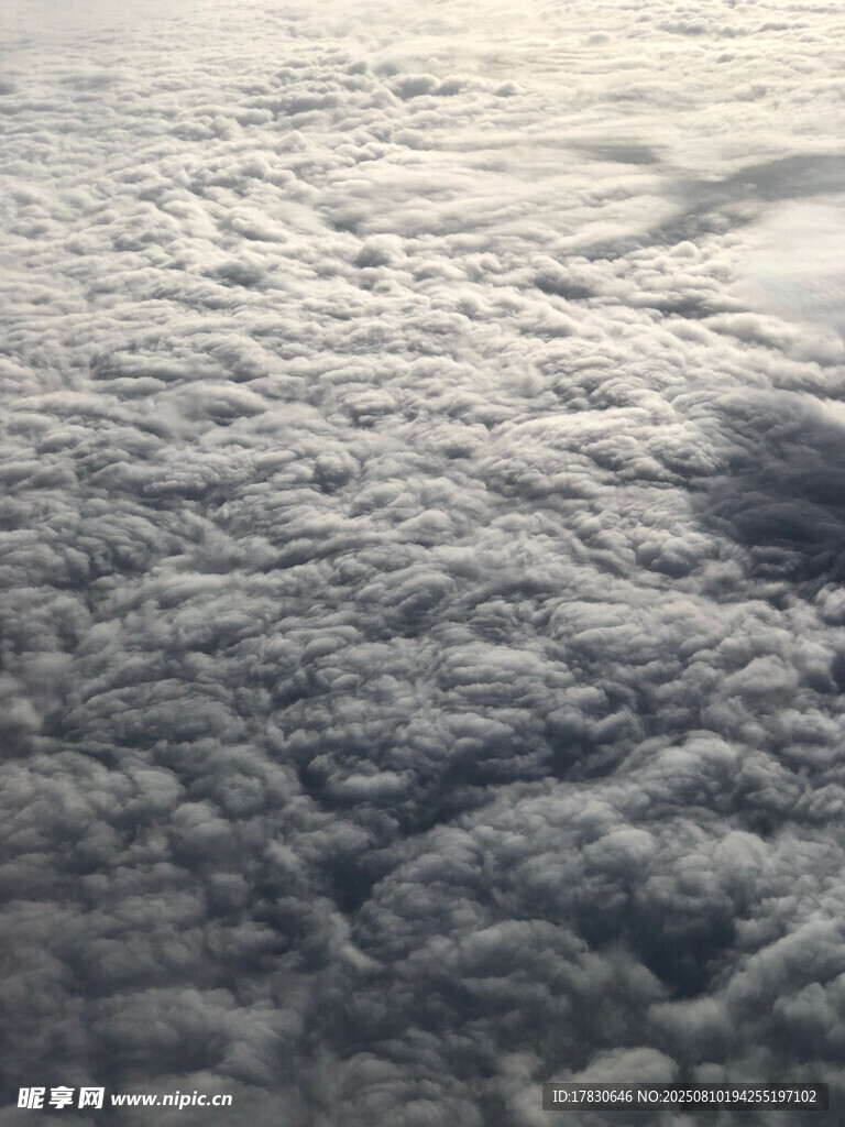 高空俯瞰蓬松云海景觀