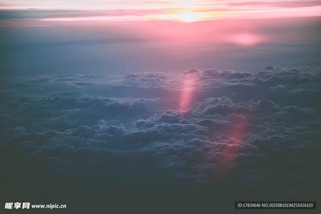 高空之上的壯麗日出景象