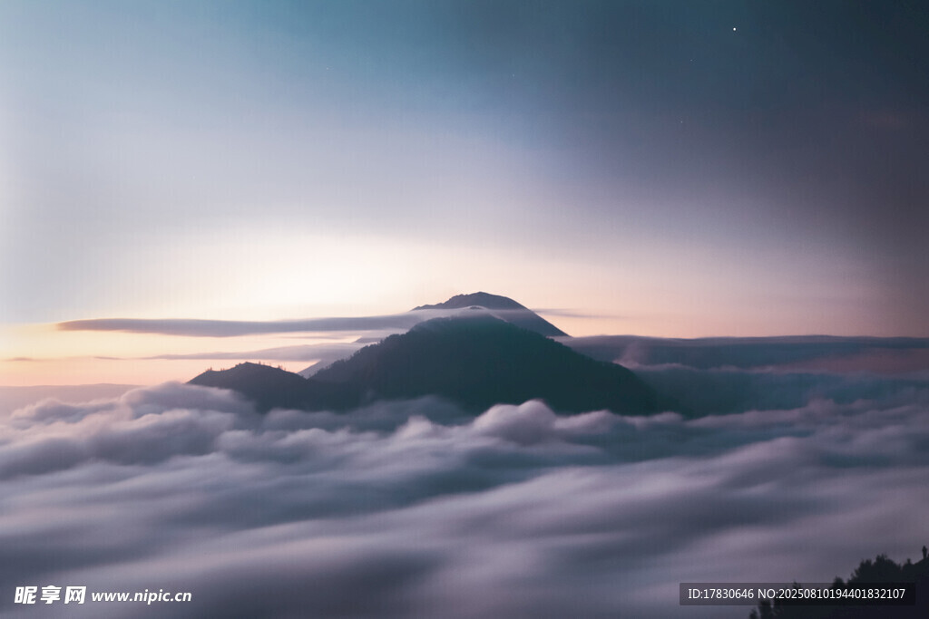 云海之上的壯麗山景