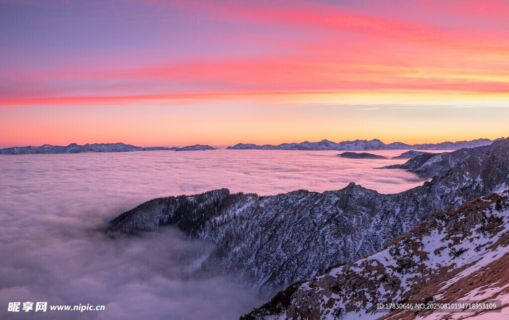 壯麗云海中的雪山日出