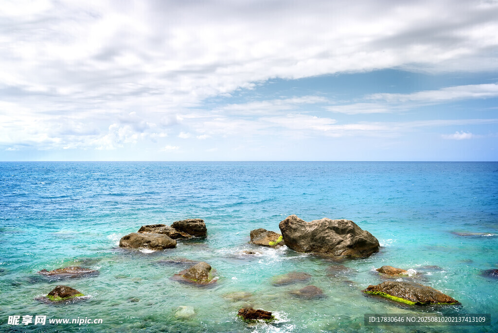 碧海礁石的美麗海景