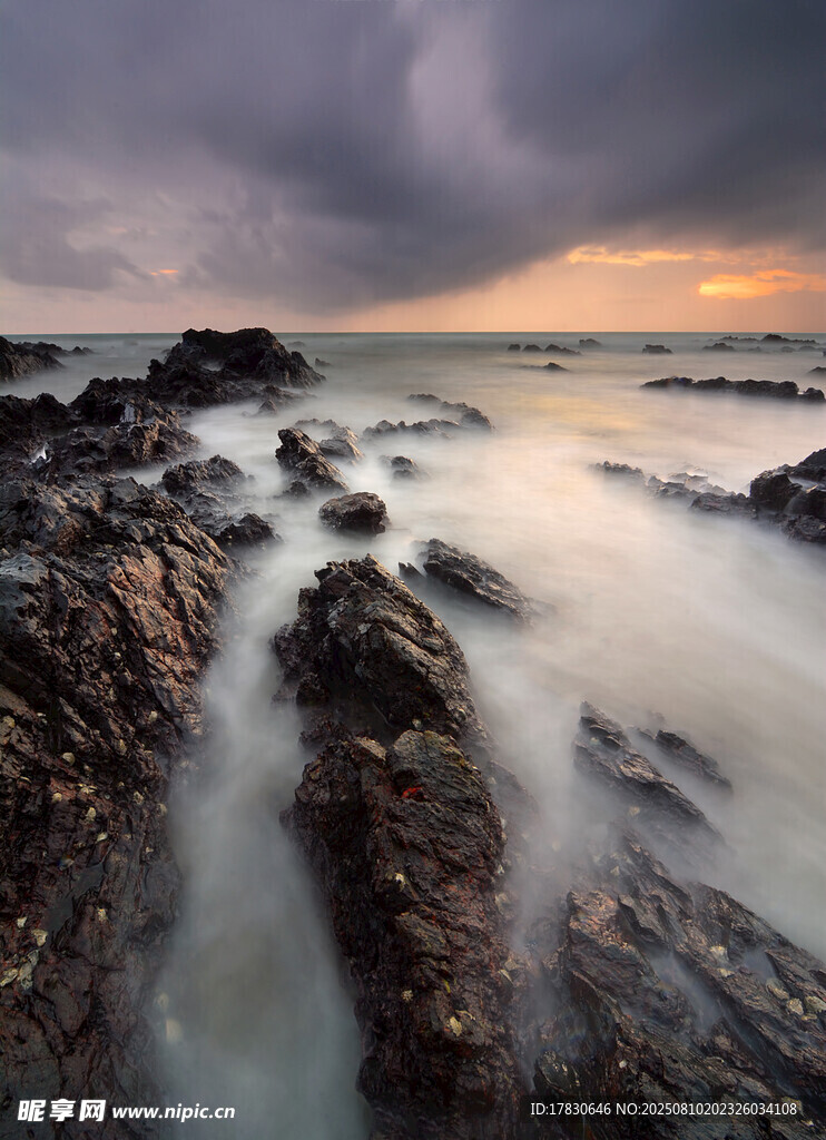 海邊黃昏礁石與海浪美景