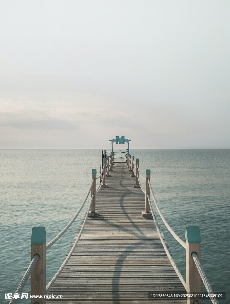 海邊木棧道延伸向遠(yuǎn)方
