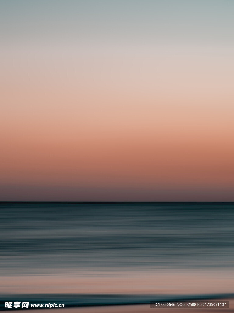 海邊日落時分的朦朧美景