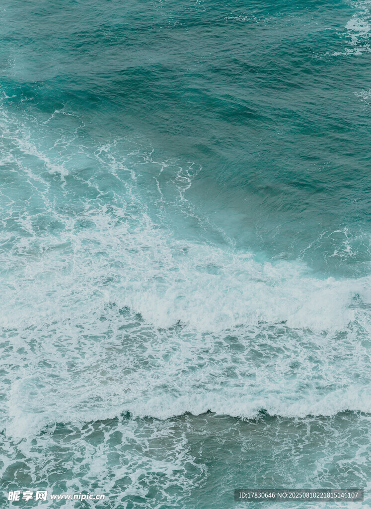 蔚藍(lán)大海翻涌白色浪花