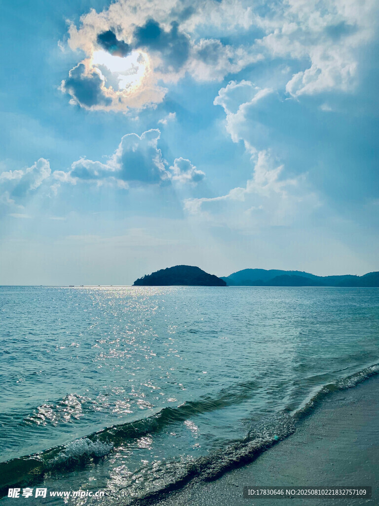 碧海藍(lán)天中的海上小島