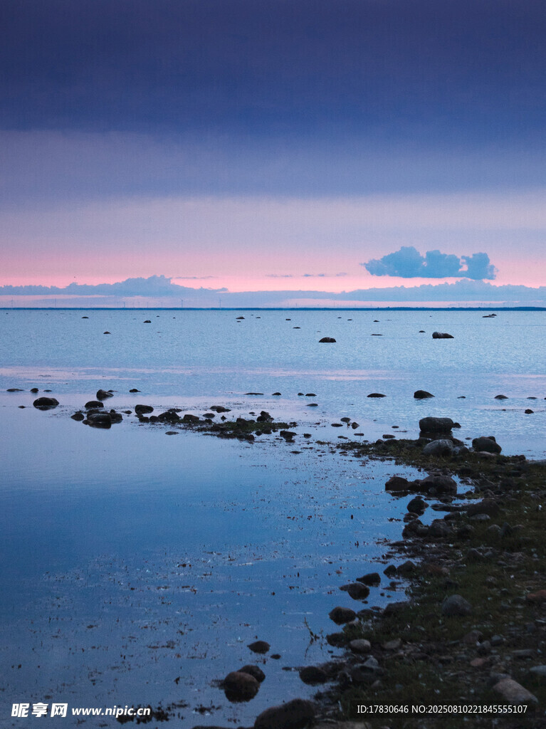 海邊暮色下的寧靜景致