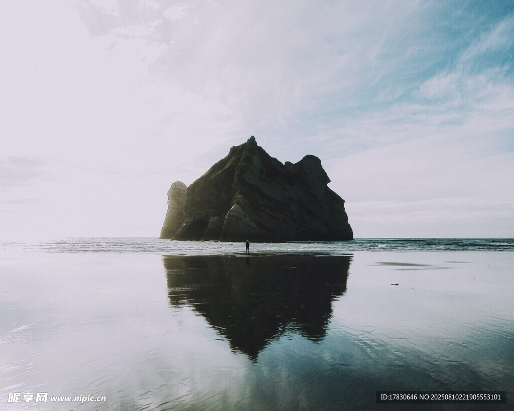 海邊孤巖倒影美景