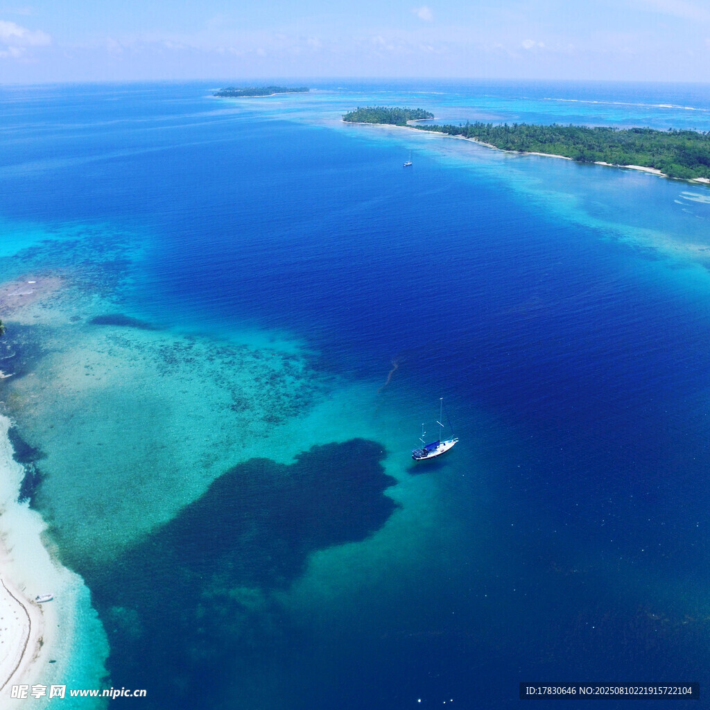 俯瞰蔚藍(lán)海島與清澈海域