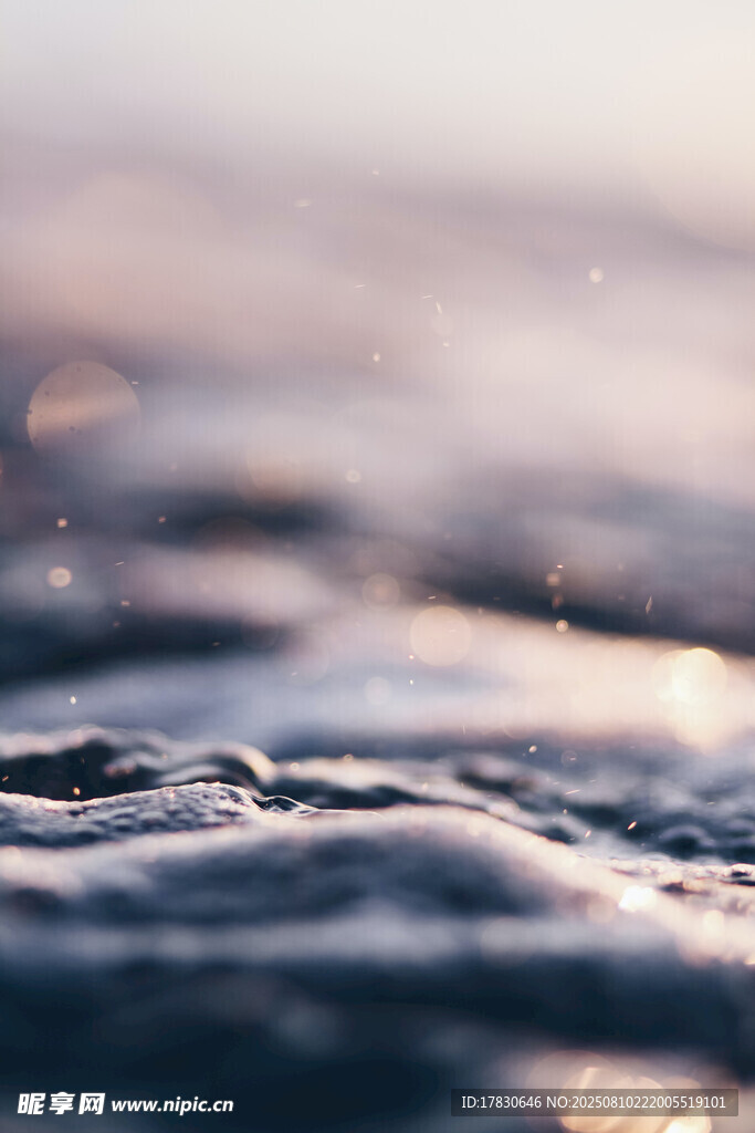 水面上的微小水珠