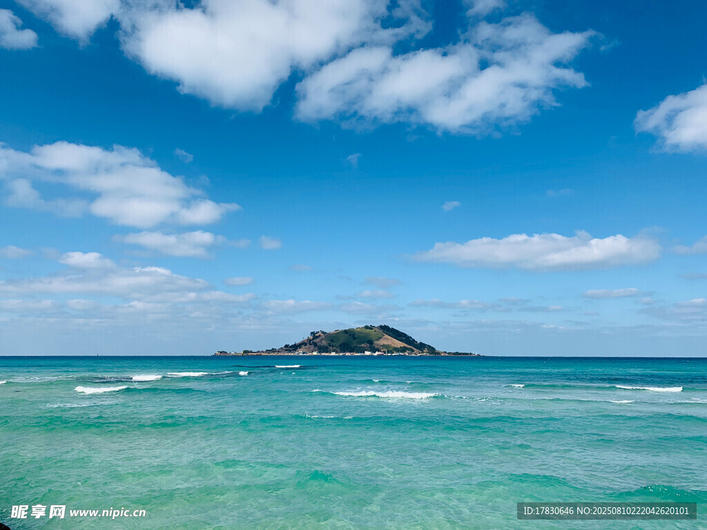 碧海藍天中的海上小島