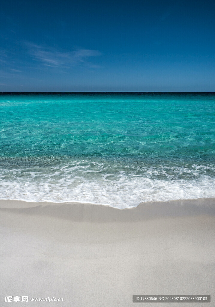 美麗海灘的清澈藍(lán)色海水