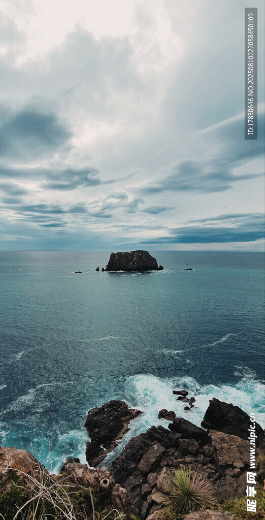 海邊礁石與海中孤島景觀