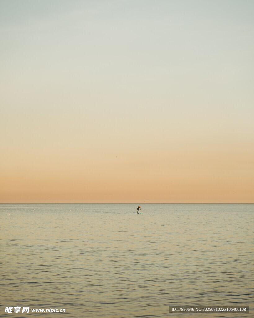 海上日落孤舟景