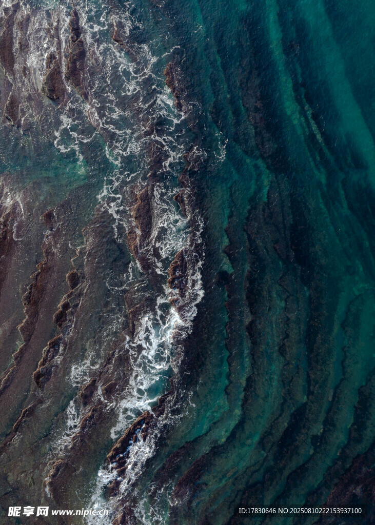 俯瞰壯闊海浪景觀