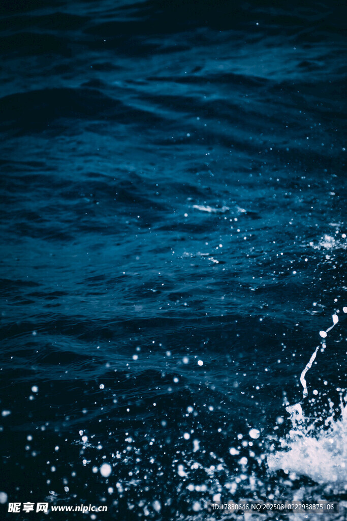 藍(lán)色海面的飛濺浪花