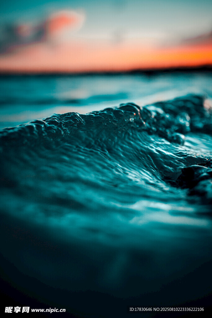 夕陽(yáng)下的海浪美景