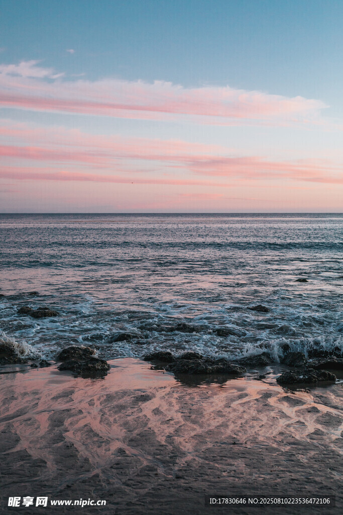 海邊日落時分的美麗景象