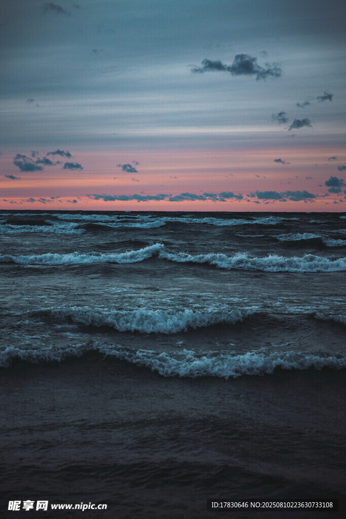 海邊日落時(shí)分的海浪景觀