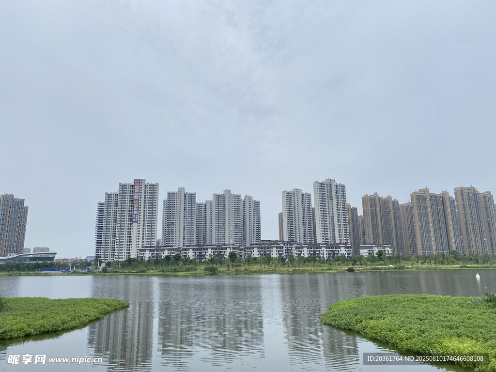 河畔林立的現(xiàn)代高樓景觀