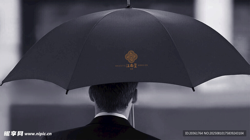 雨中撐傘背影