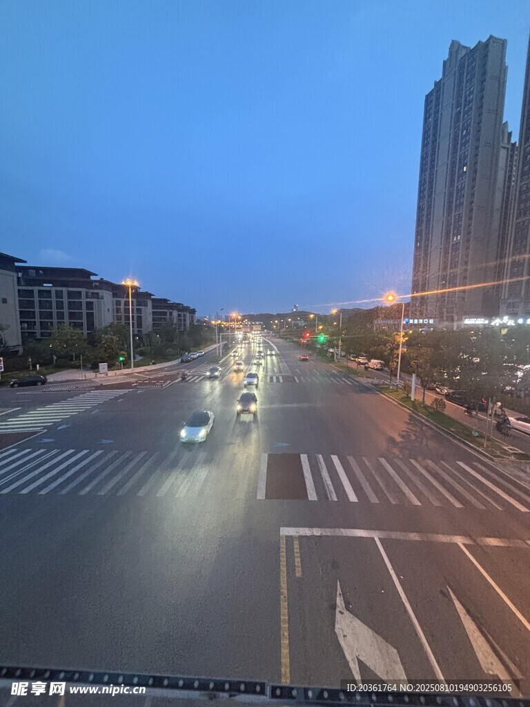 城市黃昏下的寬闊街道
