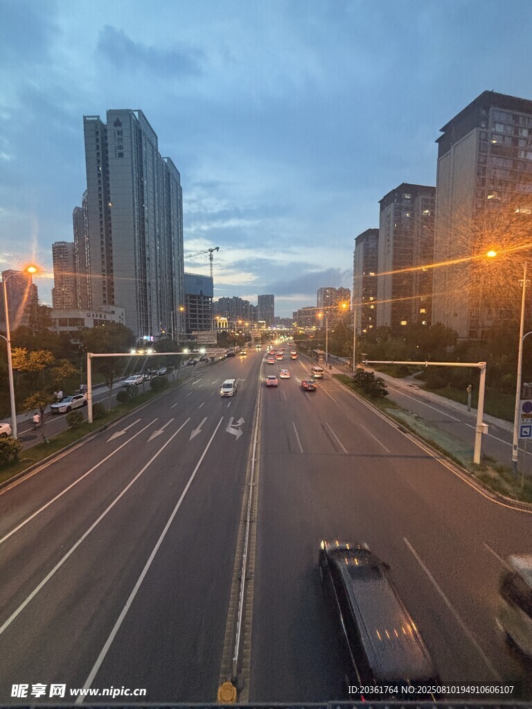 城市道路傍晚風(fēng)光