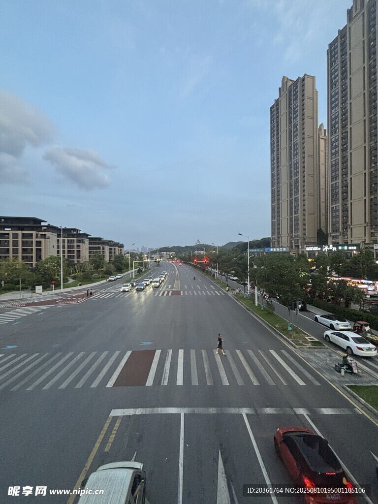 城市寬闊道路及兩旁高樓