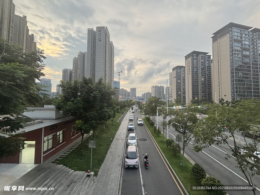 城市道路上的車(chē)輛與高樓