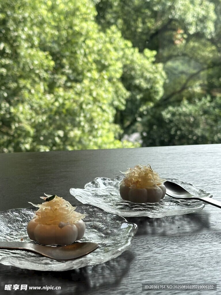 戶外精致擺盤的美味甜點