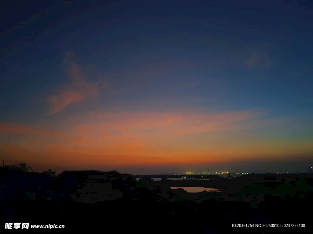 黃昏時絢麗的天空美景