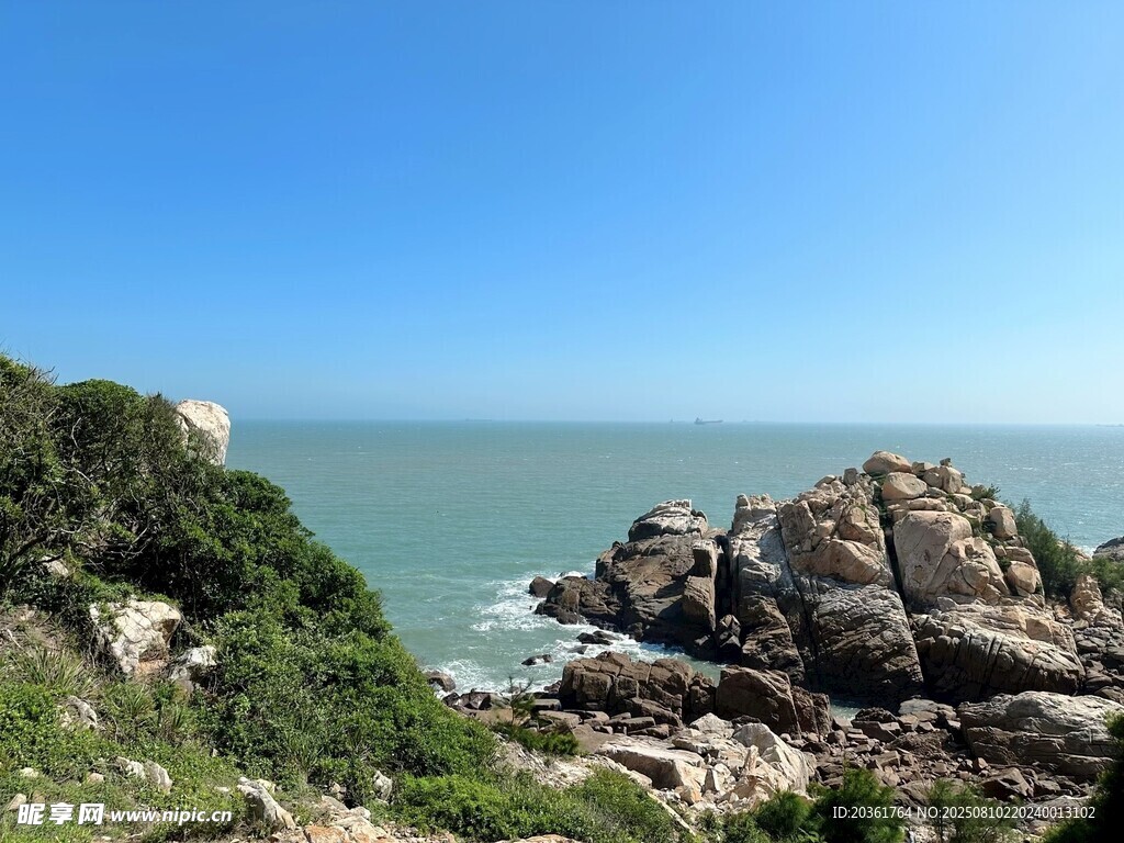 海岸邊的巖石與碧海藍天