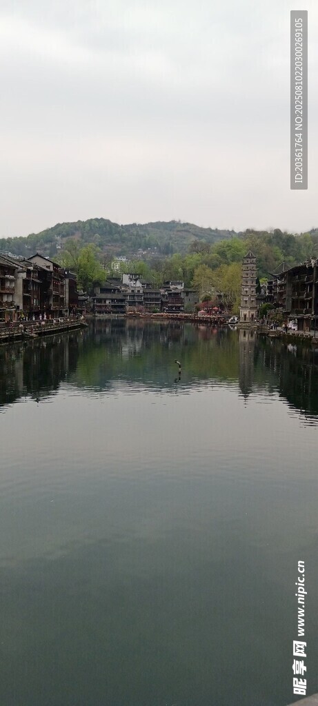 寧?kù)o湖畔的古樸水上建筑