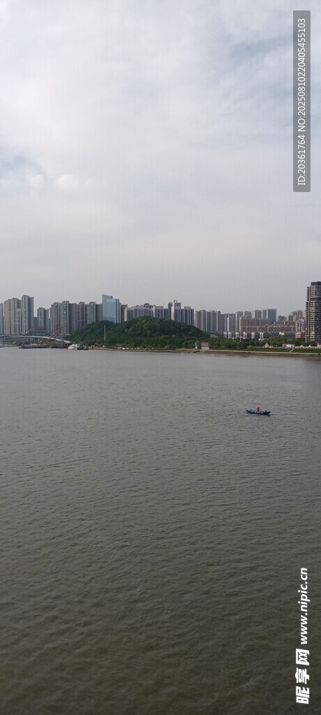 城市邊的寬闊水域