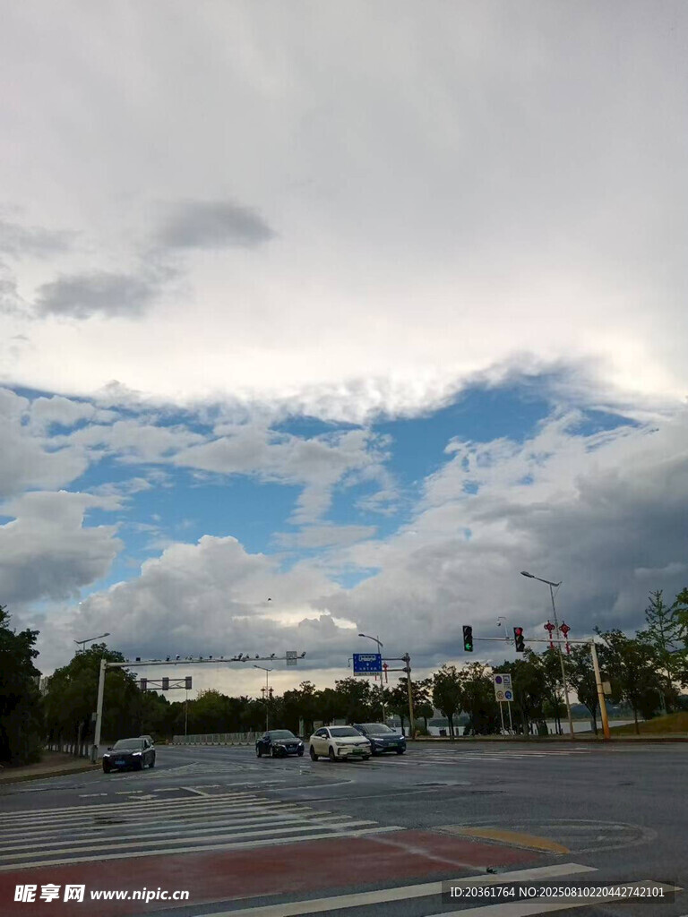 停車場(chǎng)上空的多云景象