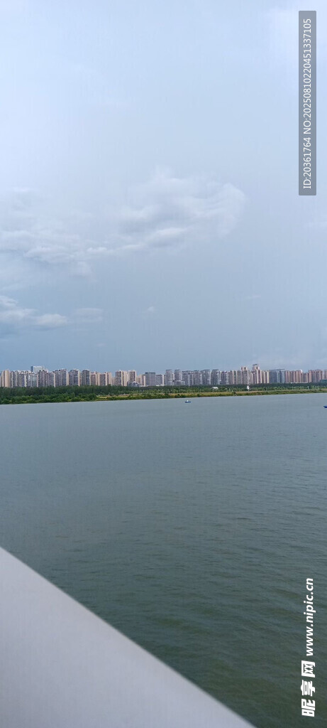 平靜湖水遠(yuǎn)眺城市天際線